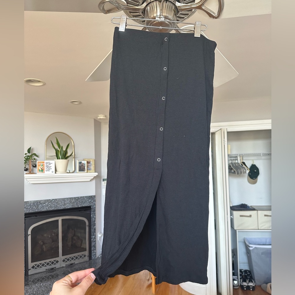 Black ribbed maxi skirt with slit